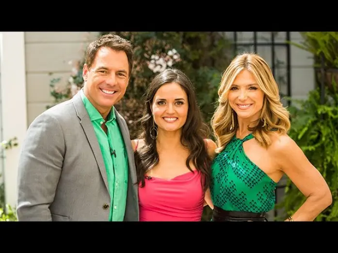 Wideo do filmu Pocałunek przy ognisku — Highlights - Danica McKellar chats about "Campfire Kiss" - Hallmark Channel