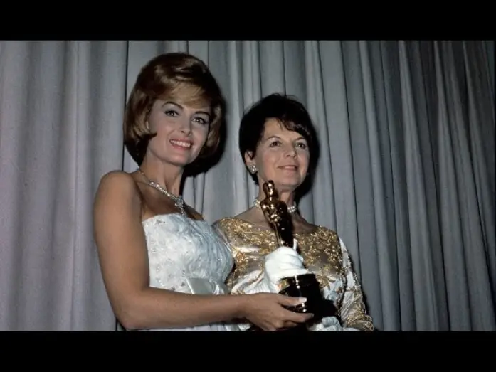Wideo do filmu Kleopatra — 8 1/2 and Cleopatra Win Costume Design: 1964 Oscars