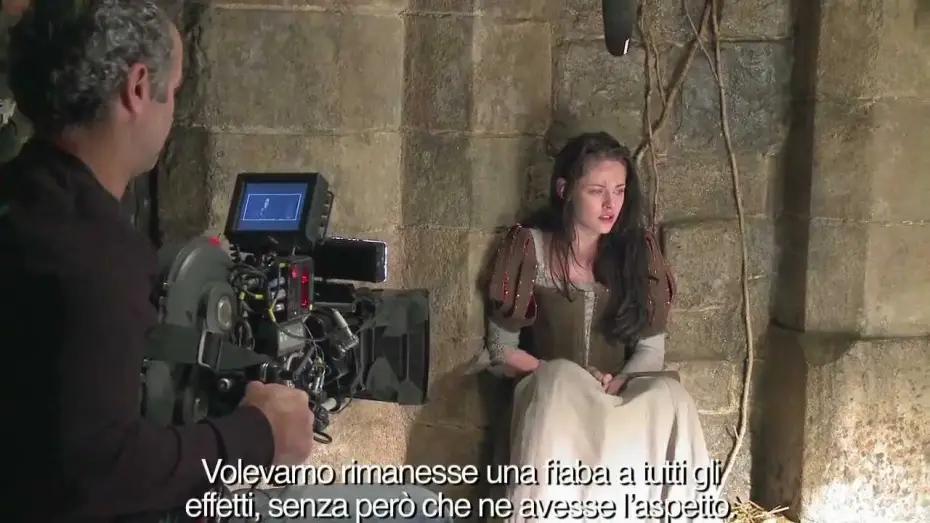 Wideo do filmu Królewna Śnieżka i Łowca — Colleen Atwood presenta i costumi di Biancaneve e il Cacciatore (sottotitoli in italiano)