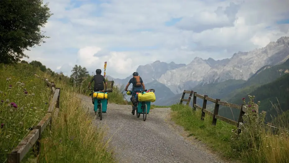 Wideo do filmu Emil & Karl – Kleine Reifen, Große Berge — EMIL & KARL – KLEINE REIFEN, GROSSE BERGE | Official Trailer