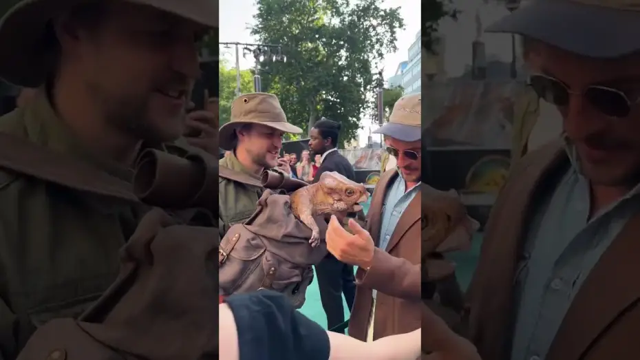 Wideo do filmu Jurassic World. Odrodzenie — Jonathan Bailey and Dolores together again