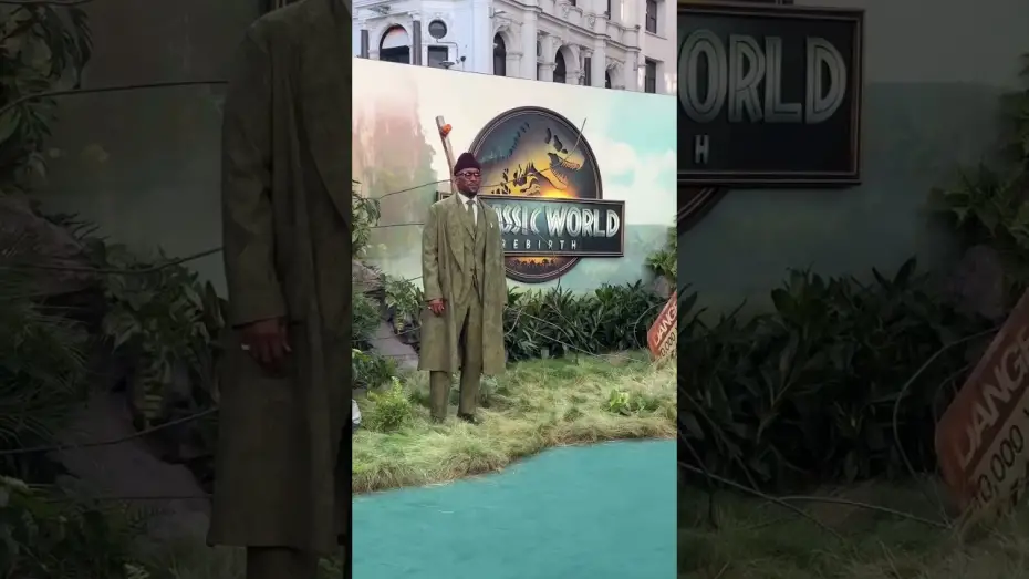 Wideo do filmu Jurassic World. Odrodzenie — Walking the Jurassic World Rebirth green carpet, it’s Mahershala Ali!