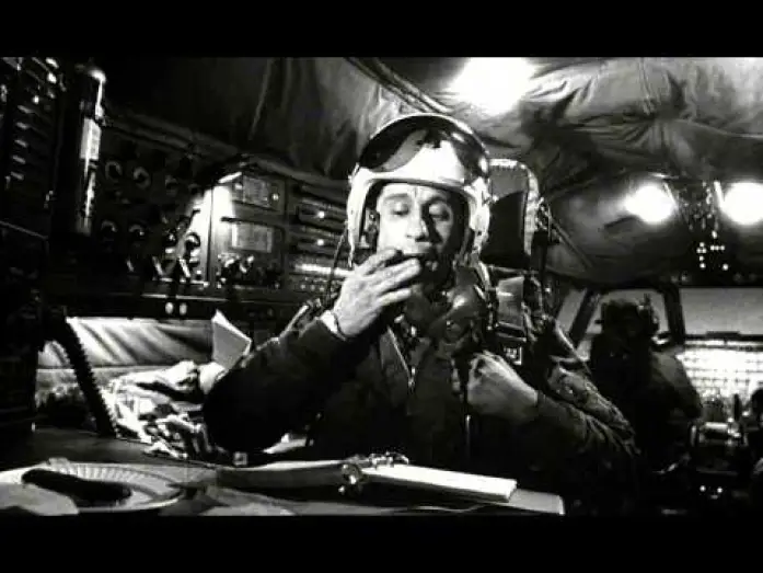 Wideo do filmu Doktor Strangelove, lub jak przestałem się martwić i pokochałem bombę — Docteur Folamour - Extrait VF