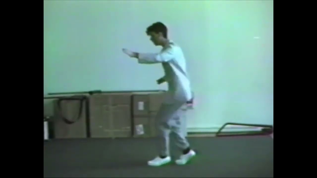 Wideo do filmu Stop Making Sense — David Byrne practicing his moves for Stop Making Sense.