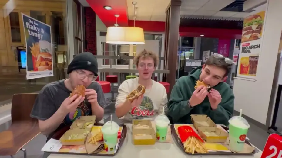 Wideo do filmu "The Gang Tries The Big Arch" — The Big Arch