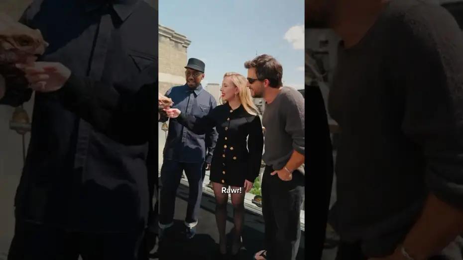 Wideo do filmu Jurassic World. Odrodzenie — The cast reunites with Delores in London ahead of the premiere tonight!