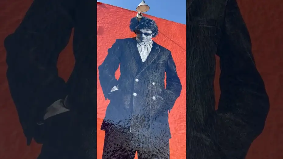 Wideo do filmu Kompletnie nieznany — Mural