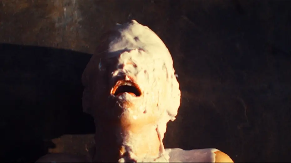 Wideo do filmu MaXXXine — Maxine Suffocates In Her Cast