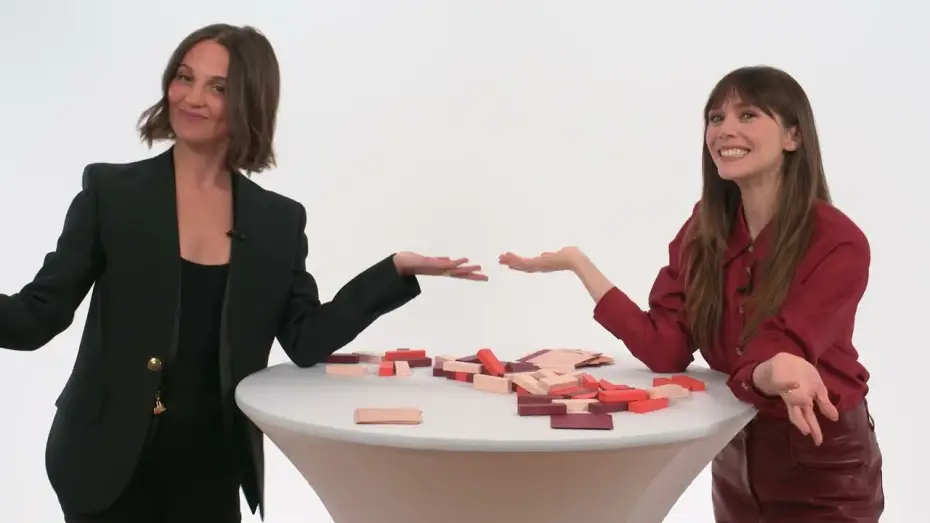 Wideo do filmu Ewaluacja — Elizabeth Olsen and Alicia Vikander Play Tumbling Towers