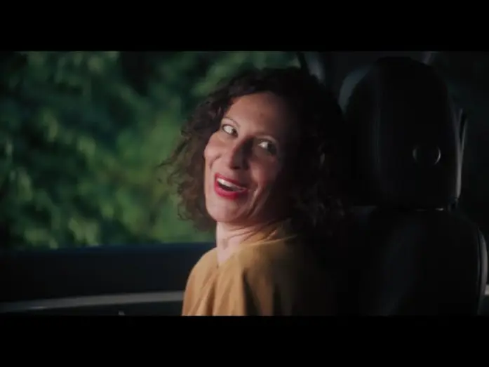 Wideo do filmu Bonjour l’asile — Bande-annonce BONJOUR L'ASILE (2025)