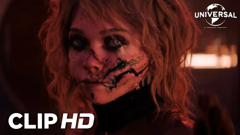 Wideo do filmu M3GAN 2.0 — Clip en español - M3GAN vs. AMELIA