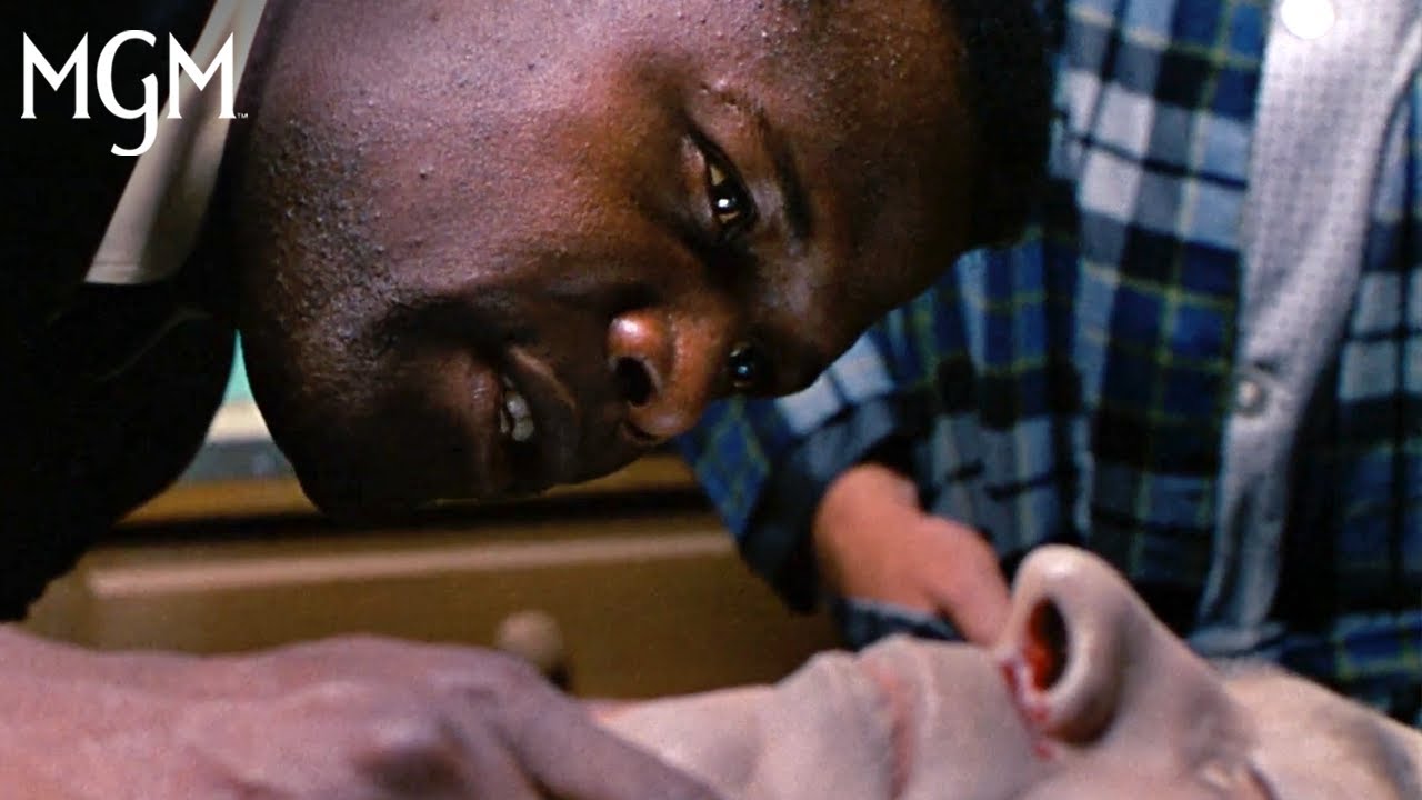 Wideo do filmu W upalną noc — Autopsy Scene