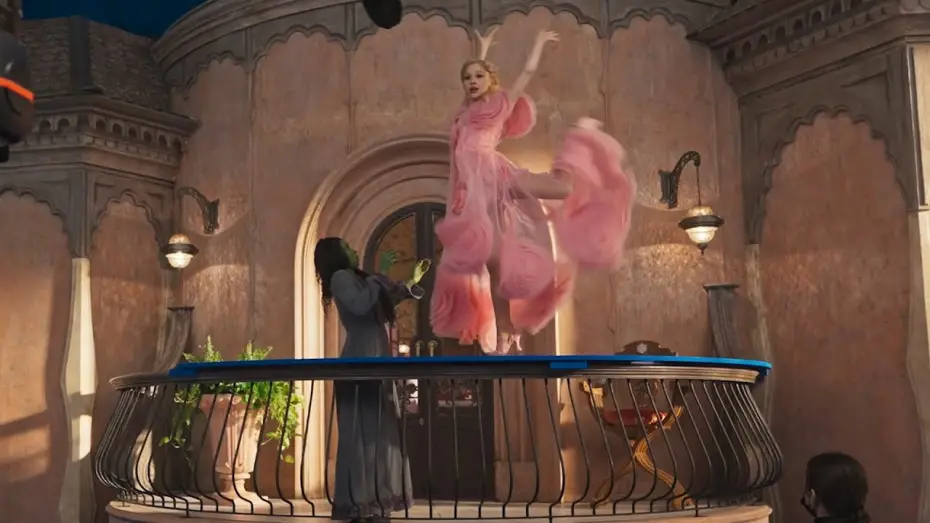 Wideo do filmu Wicked — A Week On Set With Ariana