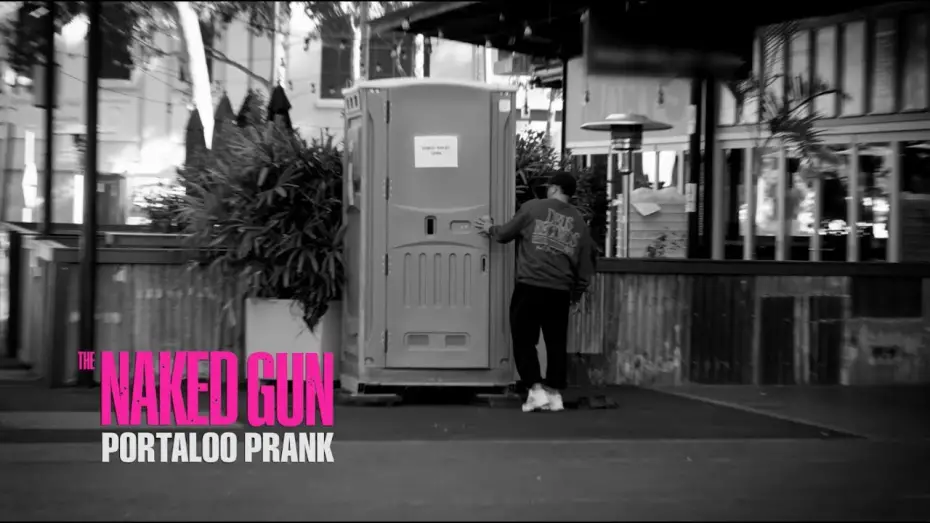 Wideo do filmu Naga broń — Portaloo Prank