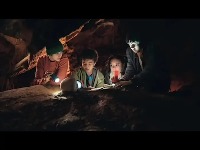 Wideo do filmu Spirit Halloween: The Movie — Something's Coming