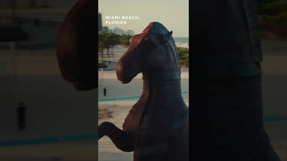 Wideo do filmu Odyseja — Matt Damon and John Leguizamo 🤝 epic Trojan Horse in Miami