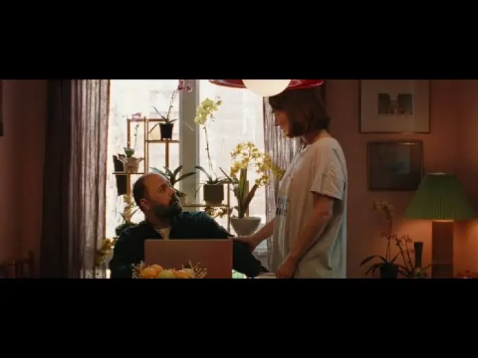 Wideo do filmu Dziewczyny jak złoto — Bande-annonce "Deux femmes et quelques hommes" de Chloé Robichaud