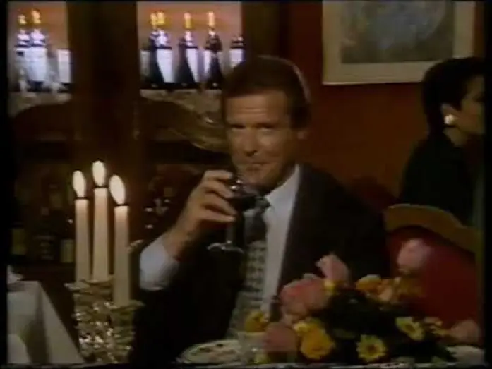 Wideo do filmu Człowiek ze złotym pistoletem — TRAILER FELIZ ANIVERSARIO 007 JAMES BOND mp4