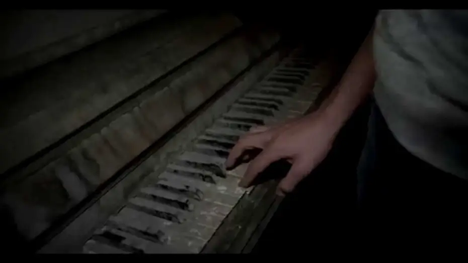 Wideo do filmu Jako w piekle, tak i na Ziemi — Catacombes / Extrait 2 VF « George trouve un piano familier » [Au cinéma le 20 août]