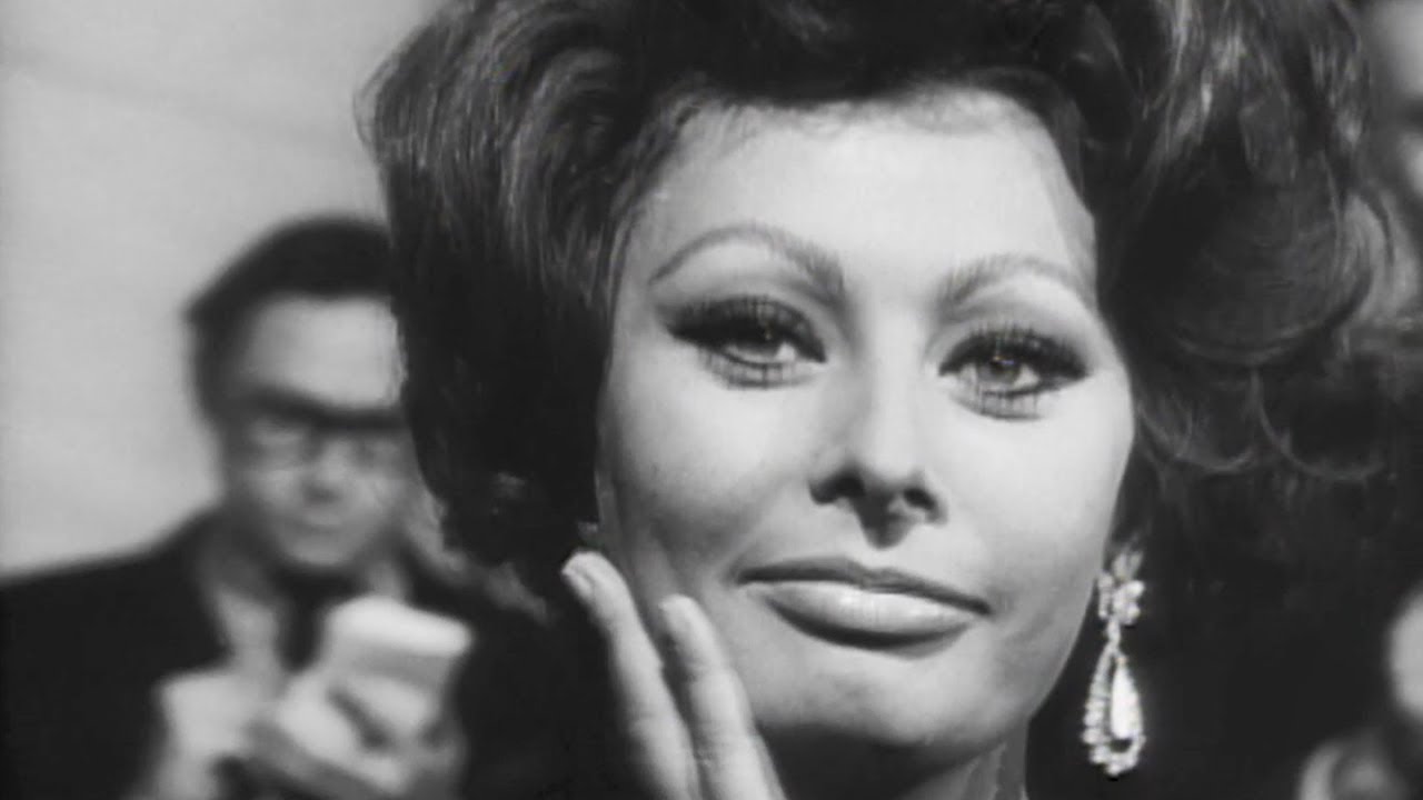 Wideo do filmu Hrabina z Hongkongu — A Countess from Hong Kong (1967) ORIGINAL TRAILER