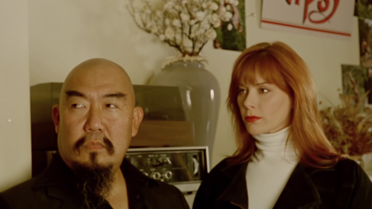 Wideo do filmu Gliniarz samuraj — Samurai Cop Official Clip - Head on this Piano