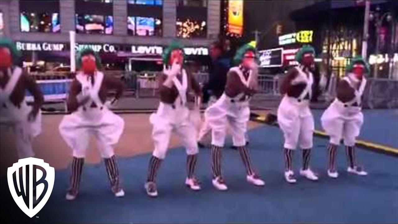 Wideo do filmu Willy Wonka i fabryka czekolady — Dancing Oompa Loompas Hit Los Angeles