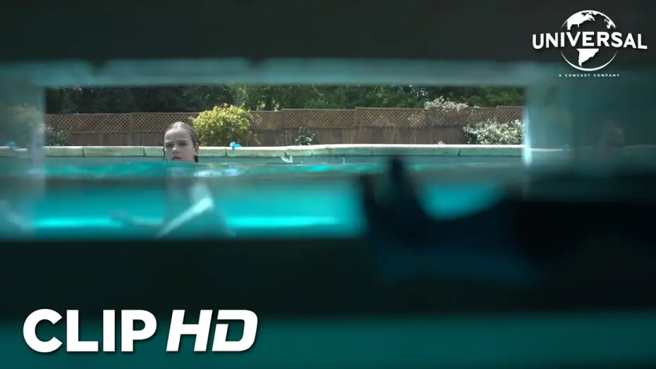 Wideo do filmu Przeklęta woda — Clip - Elliot oye una voz en la piscina