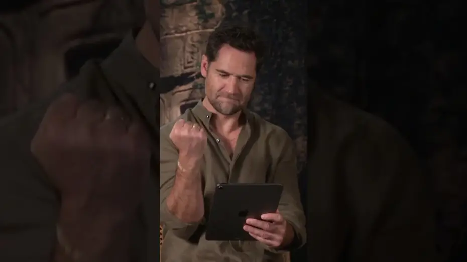 Wideo do filmu Jurassic World. Odrodzenie — Rupert Friend & Manuel Garcia-Rulfo play the Jurassic World Rebirth 16-Bit game!
