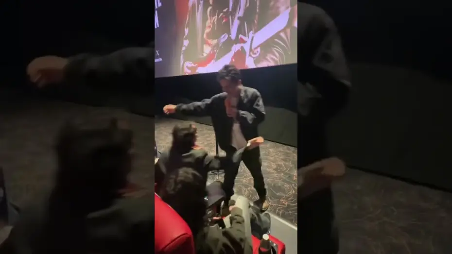 Wideo do filmu Kompletnie nieznany — Timothée Chalamet meets the winner of his Timothée Chalamet lookalike contest