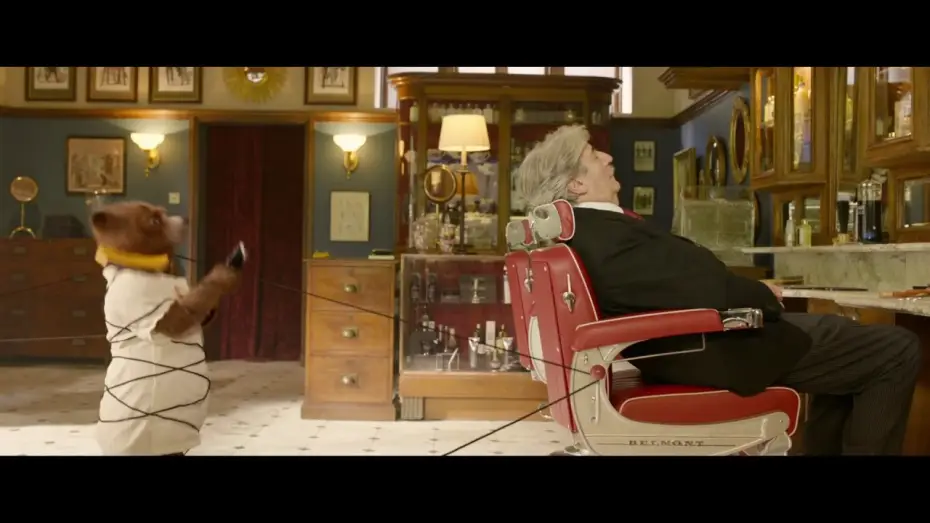 Wideo do filmu Paddington 2 — PADDINGTON 2 - Extrait "Barbier" VF - Avec Hugh Grant et Hugh Bonneville (2017)