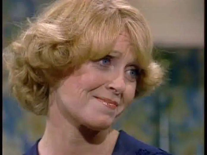 Wideo do serialu All in the Family — Clip: "Liz was a lez?!" - K Callan as the partner of Edith's Cousin Liz on ALL IN THE FAMILY, 1977
