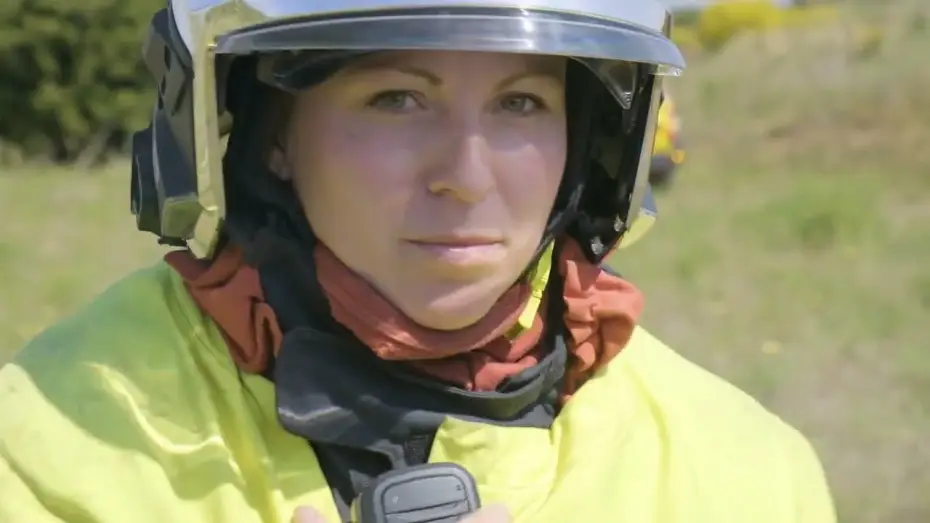 Видео к сериалу Plus belle la vie — PBLV chez les pompiers #2 : Les femmes pompiers 🚒