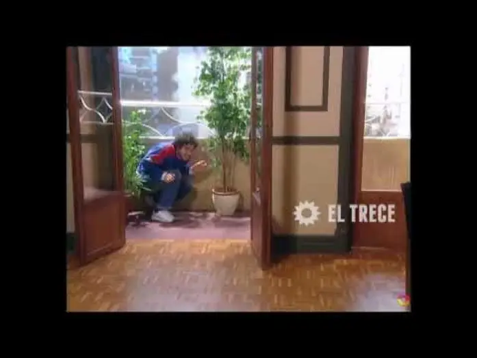 Wideo do serialu Sny o miłości — NICOLÁS CABRE ESCUPIENDO A UN VECINO EN SON AMORES - 2002