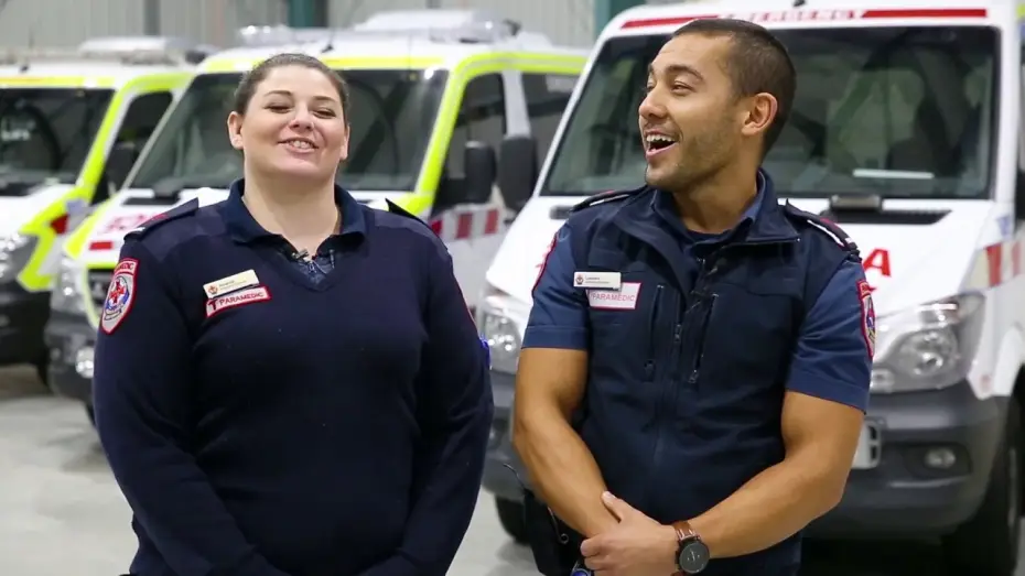 Wideo do serialu Paramedics — Meet Amanda & Leonard - BEHIND THE SCENES of 𝘗𝘢𝘳𝘢𝘮𝘦𝘥𝘪𝘤𝘴