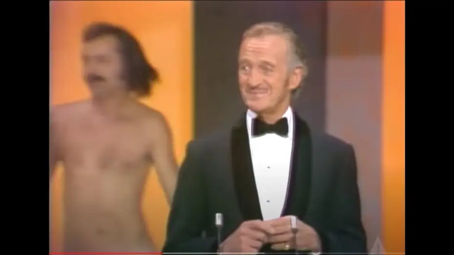 Видео к сериалу Oscary — The Oscars Streaker | 46th Oscars (1974)