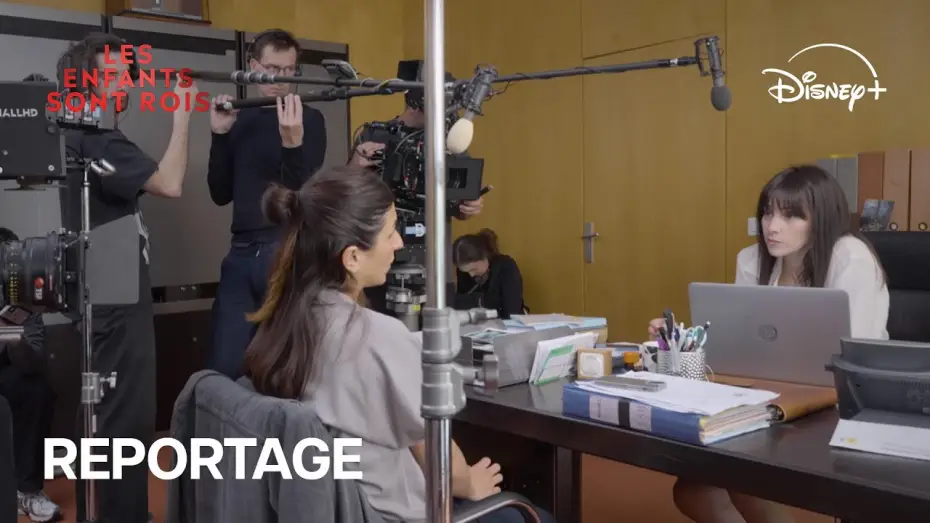 Wideo do serialu Zaginięcie Kimmy Diore — Les enfants sont rois - Reportage : Les défis de l'adaptation