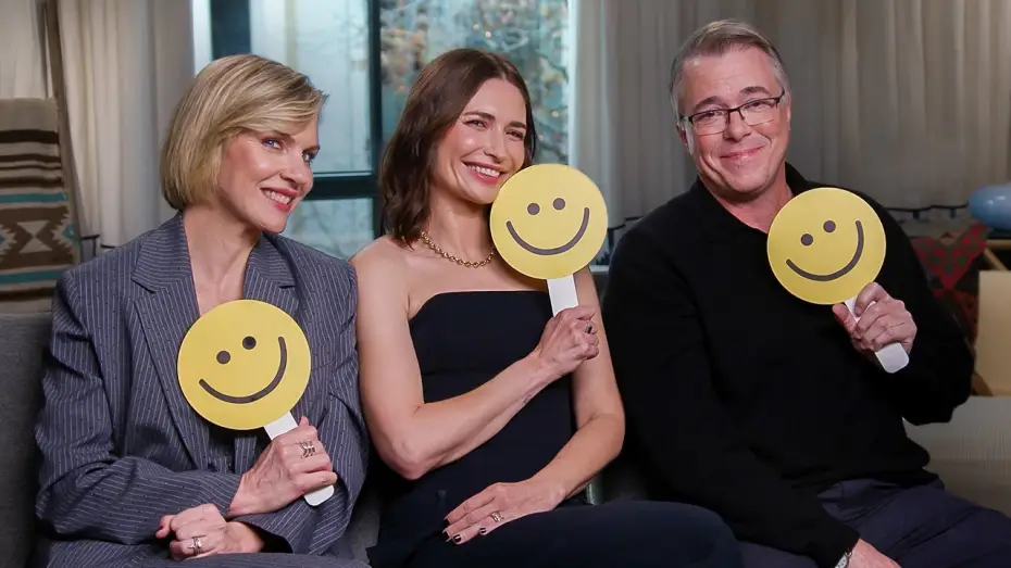 Wideo do serialu Jedyna — "NO FOOD STUFFED IN FOOD!" | Pluribus' Rhea Seehorn, Karolina Wydra & Vince Gilligan - Happy or Sad