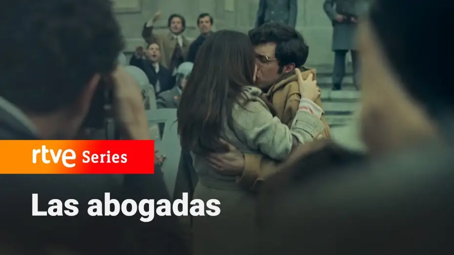 Wideo do serialu Las abogadas — Las abogadas: El beso de Javier y Lola #lasabogadas4 | RTVE Series