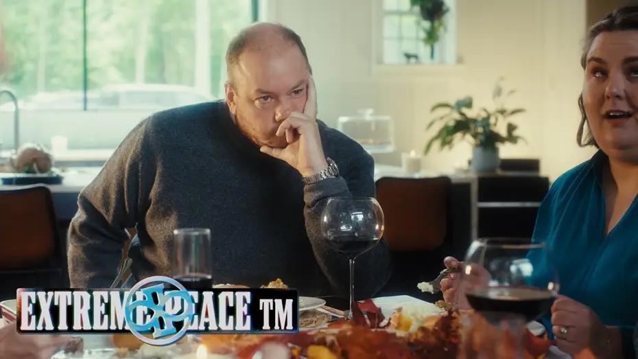 Wideo do serialu Million Dollar Extreme prezentuje: Ekstremalny pokój — Extreme Peace: "Friendsgiving" Sketch