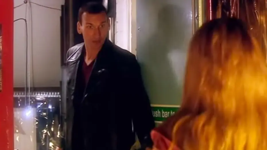 Видео к сериалу Doktor Who — Christopher Eccleston's First Scene | "I'm The Doctor By The Way" | Rose