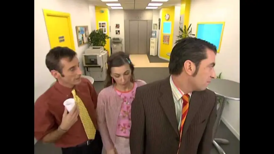 Видео к сериалу Camera Café — Camera Café – Tortícolis
