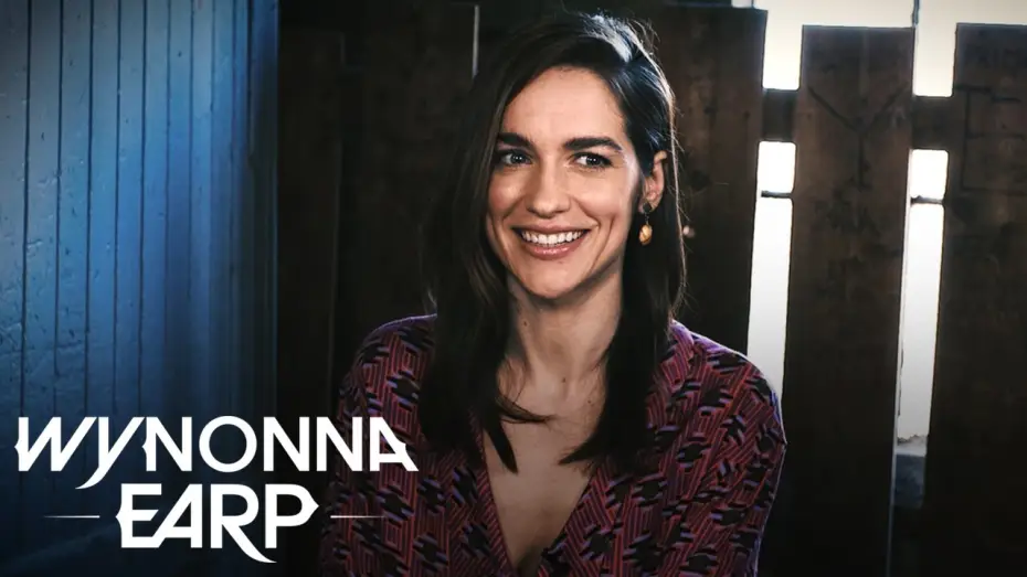 Wideo do serialu Wynonna Earp — Melanie Scrofano Talks Wynonna Earp Season 3