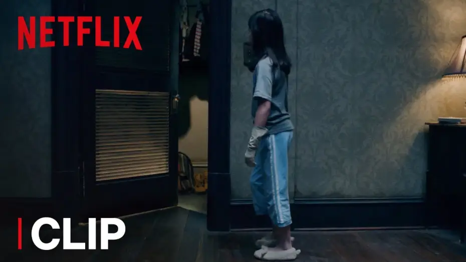 Wideo do serialu Nawiedzony dom na wzgórzu — The Haunting of Hill House | Clip: Can You Spot What’s Hidden in the Closet? | Netflix