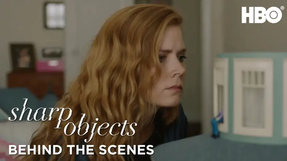Видео к сериалу Ostre przedmioty — BTS: Beyond the Dollhouse | Sharp Objects