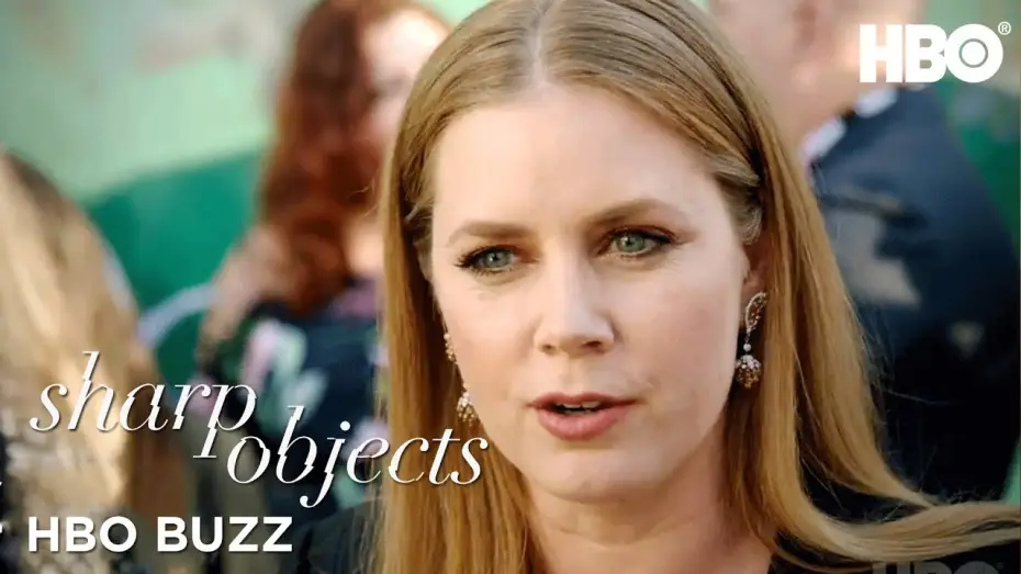 Видео к сериалу Ostre przedmioty — HBO Buzz w/ Amy Adams, Patricia Clarkson & Gillian Flynn | Sharp Objects