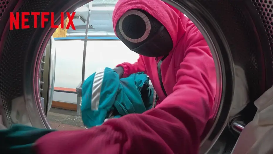 Wideo do serialu Squid Game — Squid Game Pink Guards Spotted At A Local Laundromat