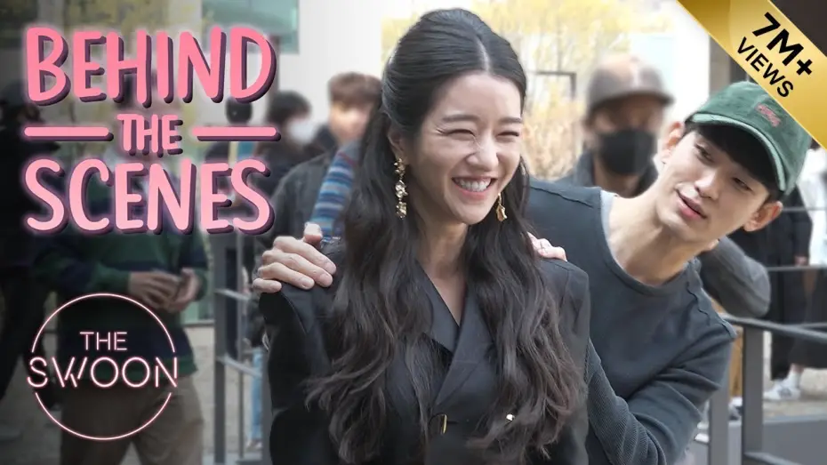 Видео к сериалу It's Okay to Not Be Okay — [Behind the Scenes] Kim Soo-hyun wraps Seo Yea-ji in a warm hug | It’s Okay to Not Be Okay [ENG SUB]