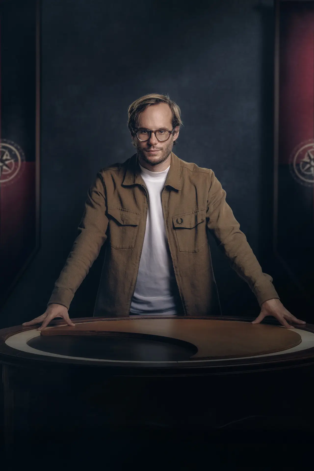Plakat serialu "De Verraders: De Ronde Tafel"
