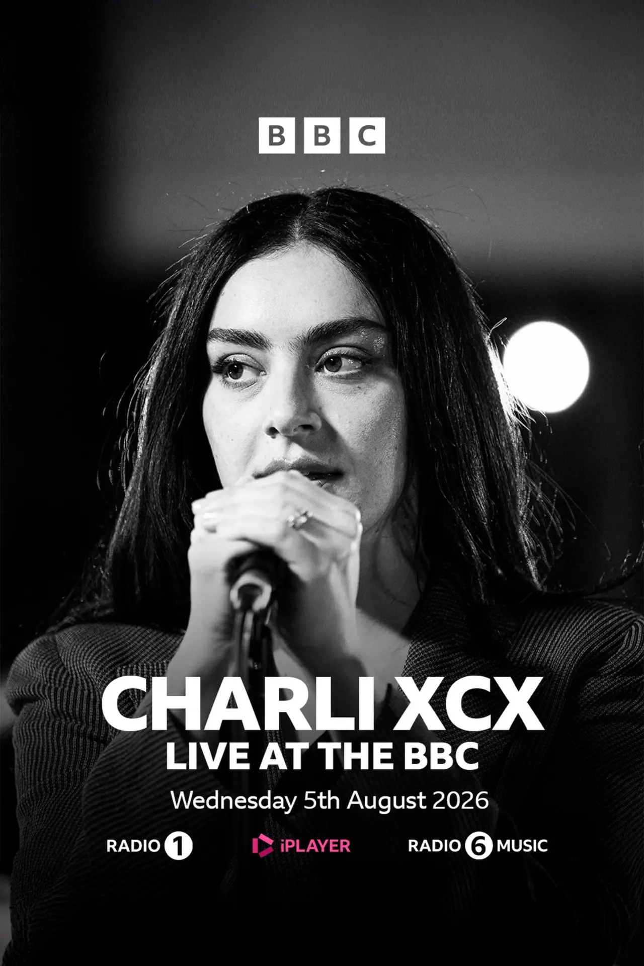 Plakat serialu "Charli xcx… Na żywo w BBC"