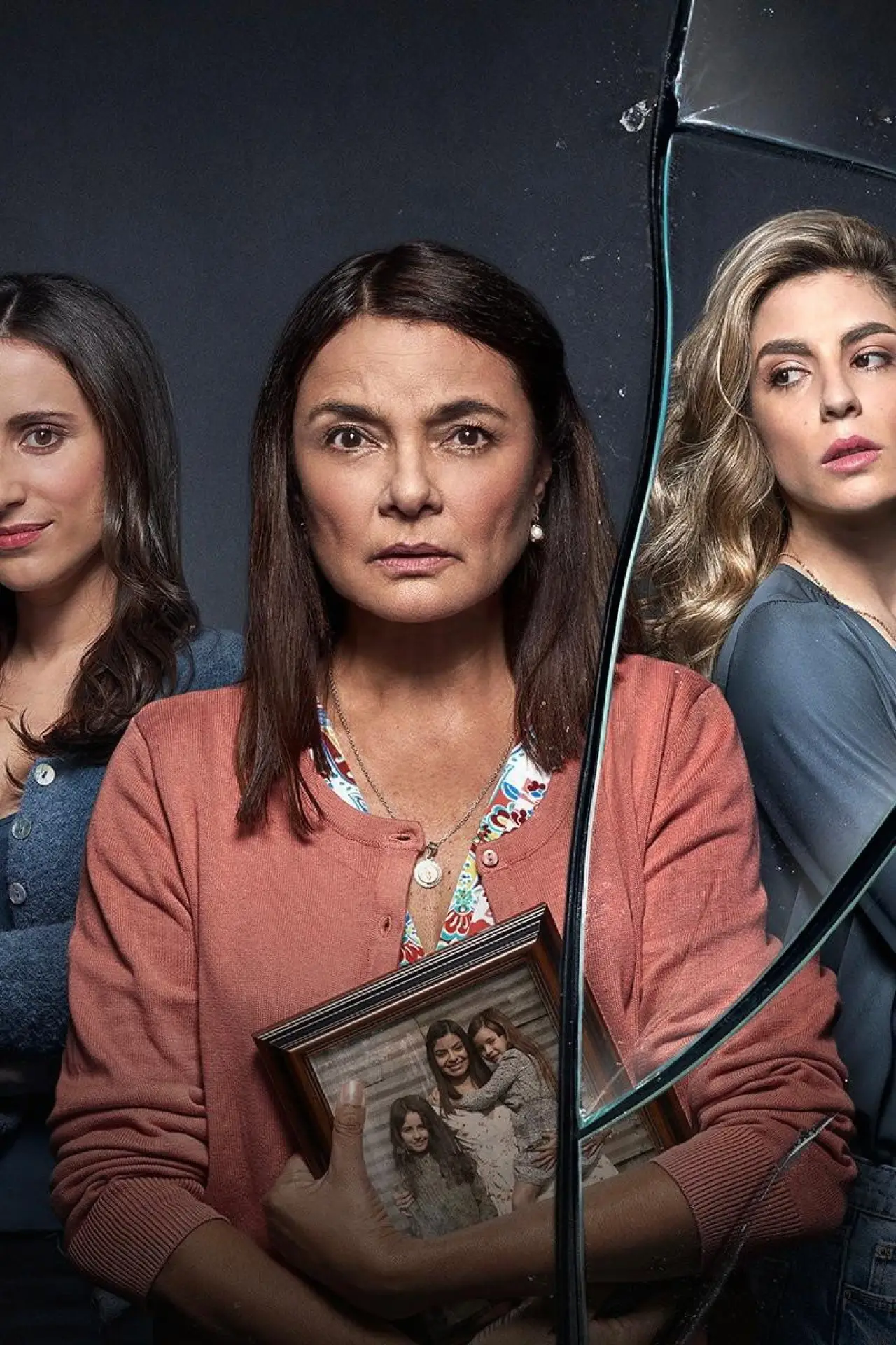 Постер к сериалу "Verdades ocultas"